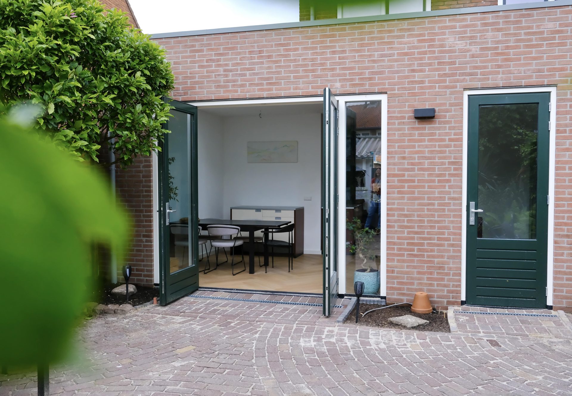 Een aanbouw door het bouwbedrijf nabij Laren