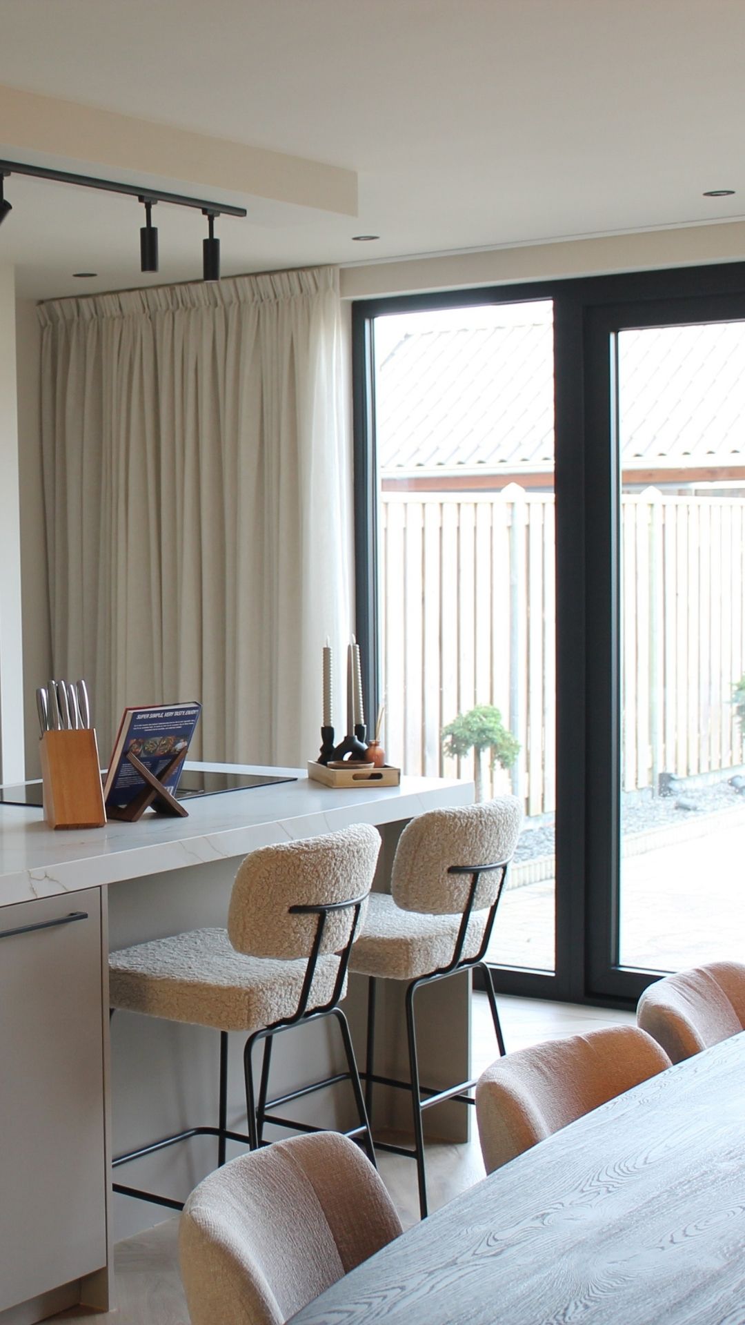 Moderne keuken na renovatie in Spakenburg met kookeiland, barkrukken, strakke kasten en grote raampartijen