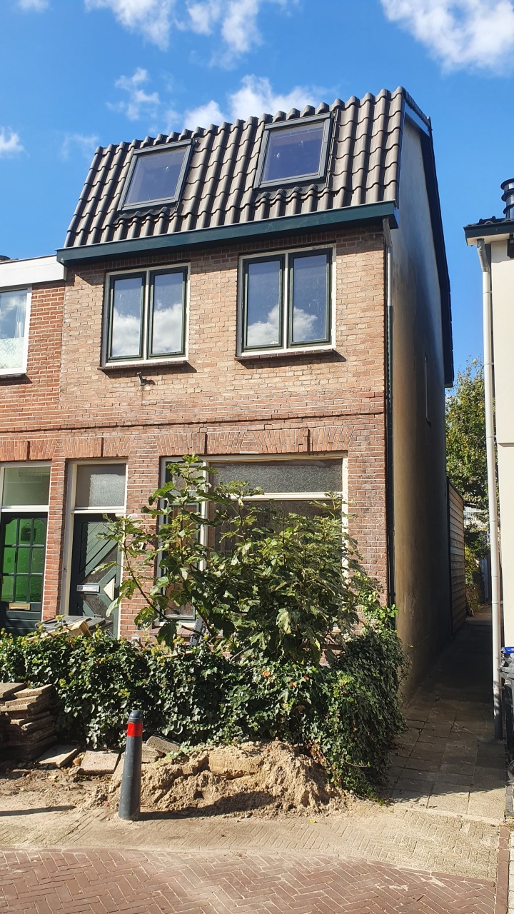 Woonhuis in Hilversum met nieuwe dakopbouw en twee dakramen aan de voorzijde, uitgevoerd door Bouwbedrijf Hop.