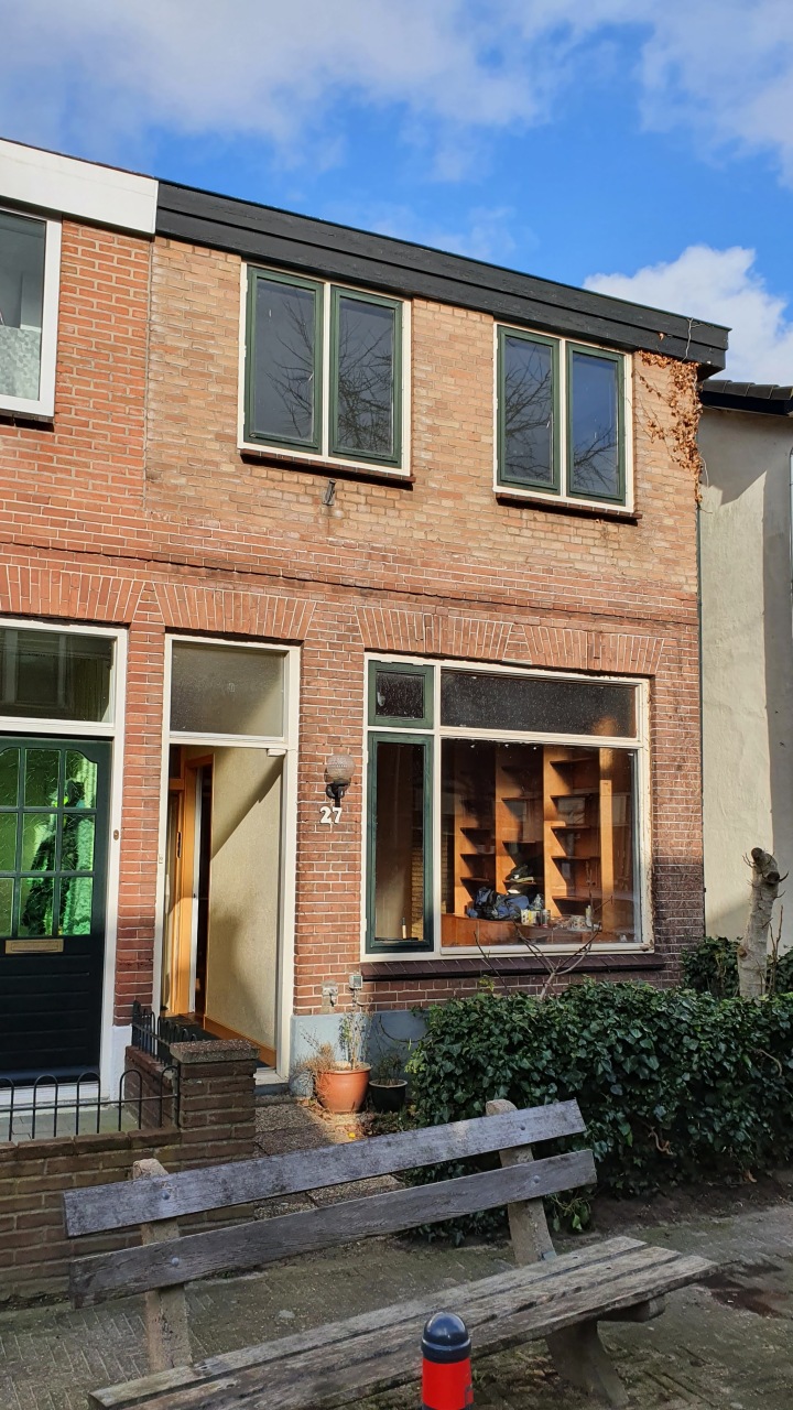 Voorgevel van de woning in Hilversum in de beginsituatie, met de bestaande kozijnen en een reeds geplaatste dakopbouw, voorafgaand aan de volledige renovatie door Bouwbedrijf Hop.