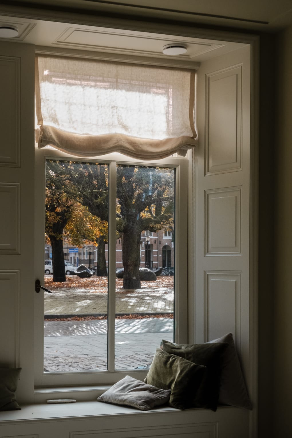 Entree na renovatie in Spakenburg met open deur, doorkijk naar tuin en veel natuurlijk licht